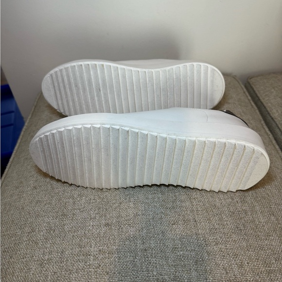 New Steve Madden (REVOLVE) Carley Trainer White/ Pewter Sneakers Size 10B - Picture 8 of 8